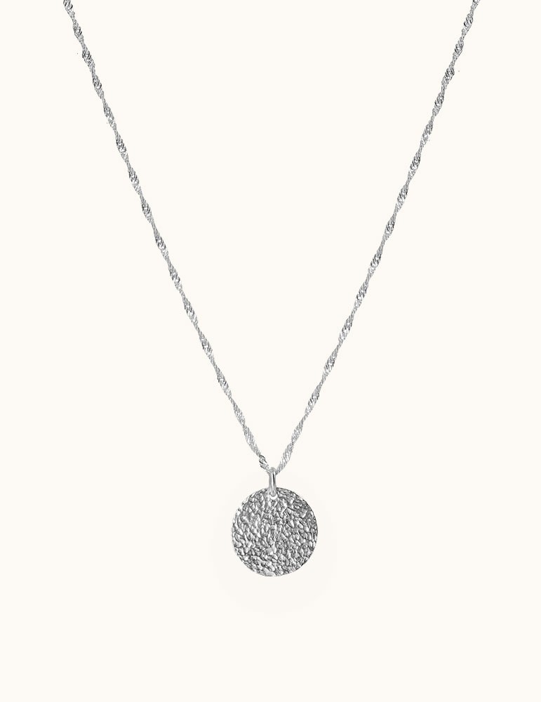Collier en argent avec petite médaille martelée Aloe Bijoux Collier en argent avec petite médaille martelée Aloe Bijoux